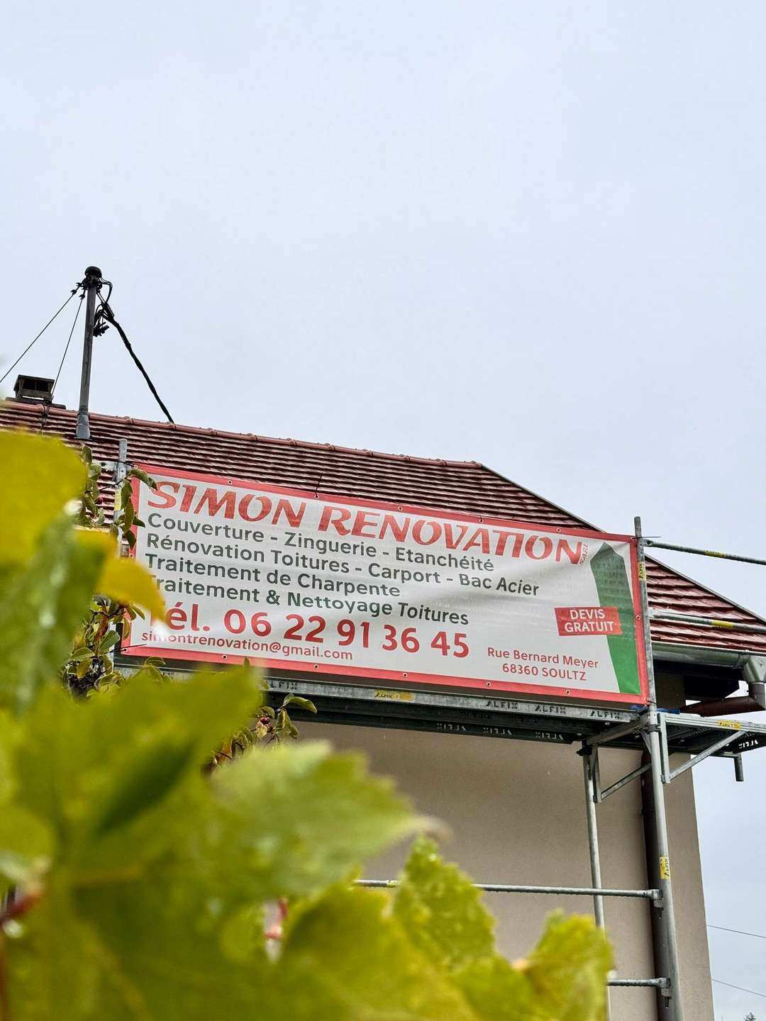 Vue-depuis-vignes-sur-le-toit-avec-bâches-Simon-Rénovation-chantier-vignoble-Guebwiller