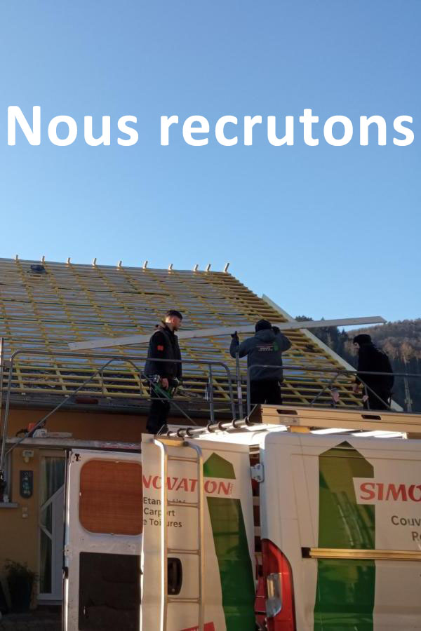 Equipe-Simon-Rénovation-sur-chantier-toiture-avec-véhicule-en-premier-plan